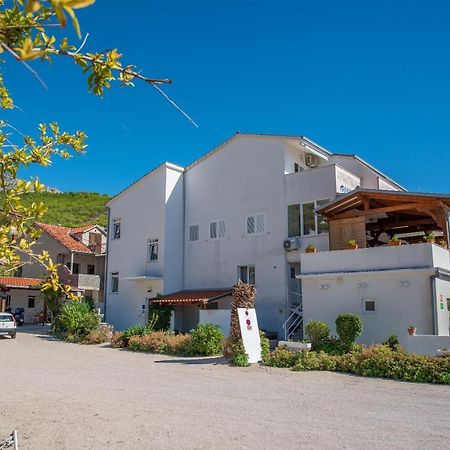 Apartments By The Sea Sumpetar, Omis - 2808 외부 사진